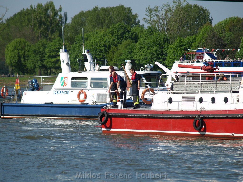Motor Segelboot mit Motorschaden trieb gegen Alte Liebe bei Koeln Rodenkirchen P025.JPG